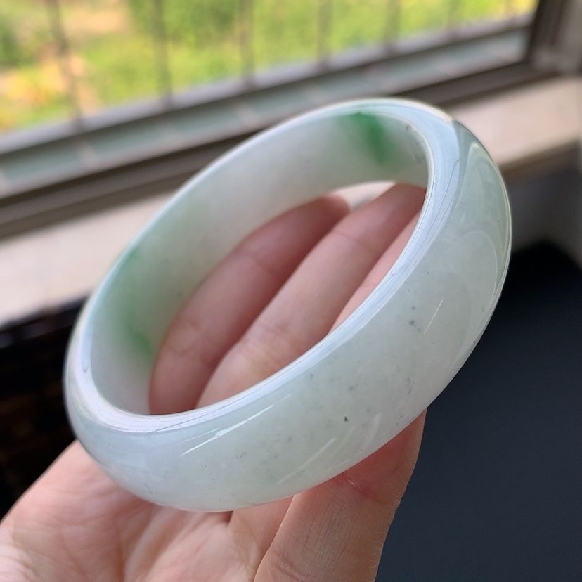 宽版轮胎翡翠手镯应该跟正圈手镯尺寸一样吗,宽版翡翠手镯应该选正圈大还是小-第1张图片-翡翠网