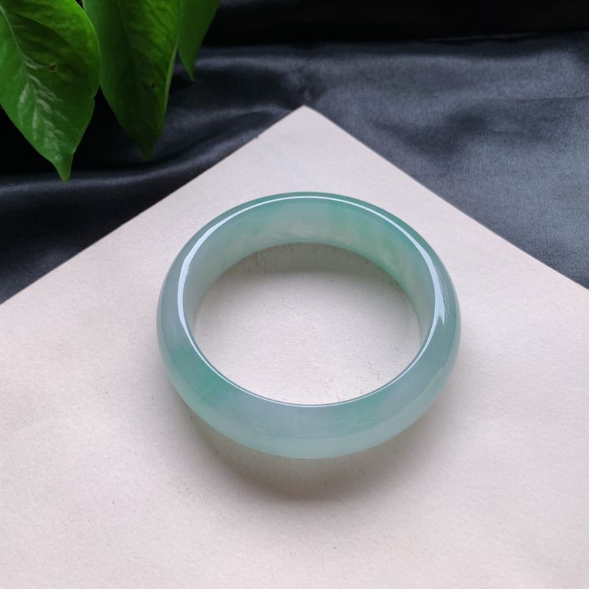 宽版轮胎翡翠手镯应该跟正圈手镯尺寸一样吗,宽版翡翠手镯应该选正圈大还是小-第2张图片-翡翠网