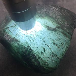 缅甸翡翠原石收购视频缅甸翡翠原石切割视频-第2张图片-翡翠网