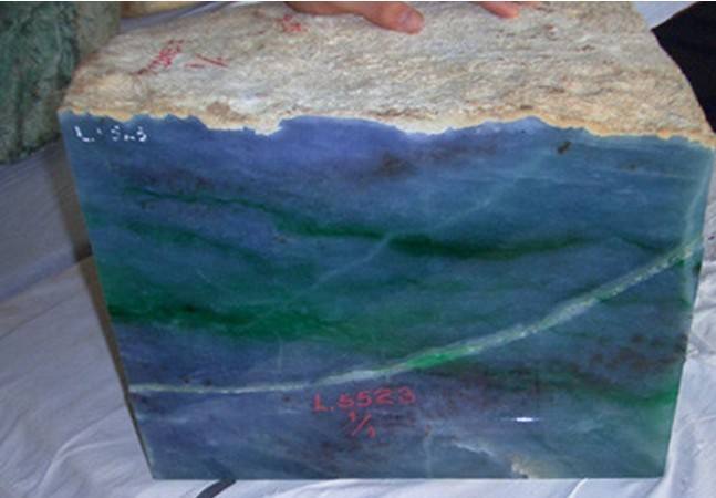 张**翡翠原石,28亿的翡翠原石-第1张图片-翡翠网 张**翡翠原石,28亿的翡翠原石-第1张图片-翡翠网