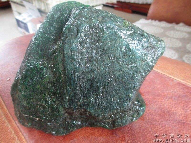 关于云南干青翡翠原石入门鉴别方法的信息-第1张图片-翡翠网 关于云南干青翡翠原石入门鉴别方法的信息-第1张图片-翡翠网