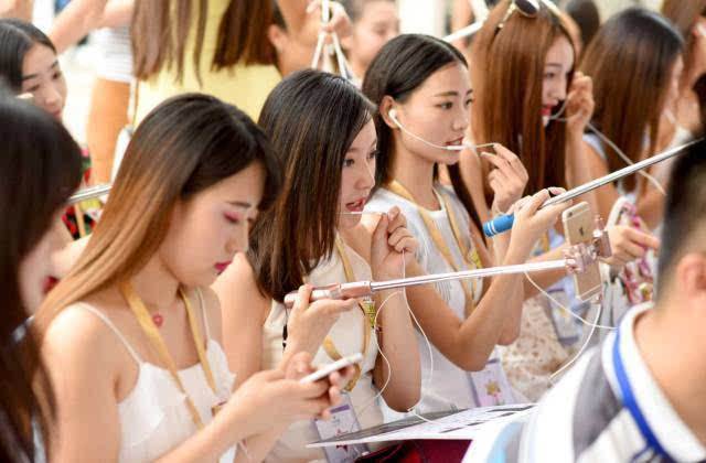 网红直播平台有哪些,网红直播间有哪些-第1张图片-翡翠网 网红直播平台有哪些,网红直播间有哪些-第1张图片-翡翠网