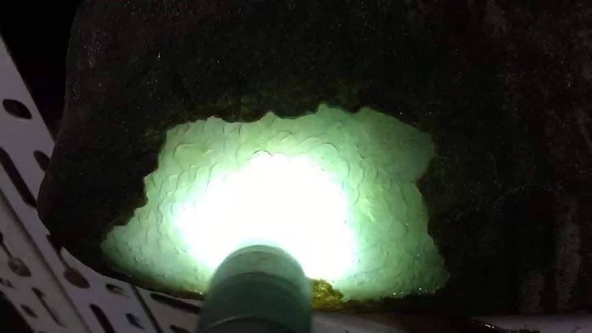 翡翠原石出冰块视频翡翠原石剥皮视频-第1张图片-翡翠网