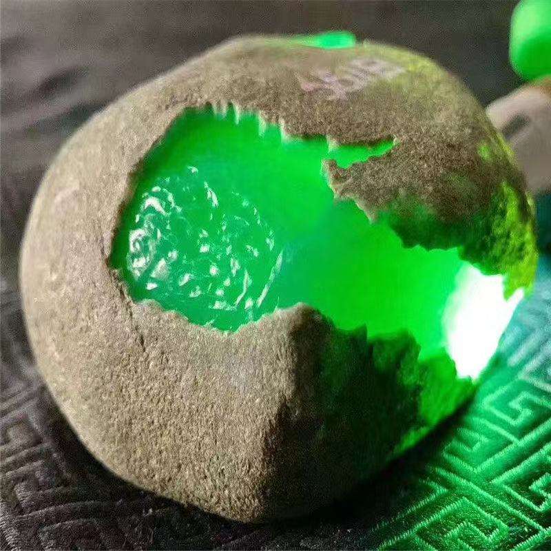 翡翠原石出冰块视频翡翠原石剥皮视频-第2张图片-翡翠网