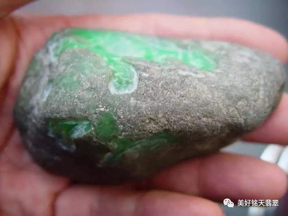 翡翠常识之原石翡色的翡翠原石详解知识-第2张图片-翡翠网 翡翠常识之原石翡色的翡翠原石详解知识-第2张图片-翡翠网