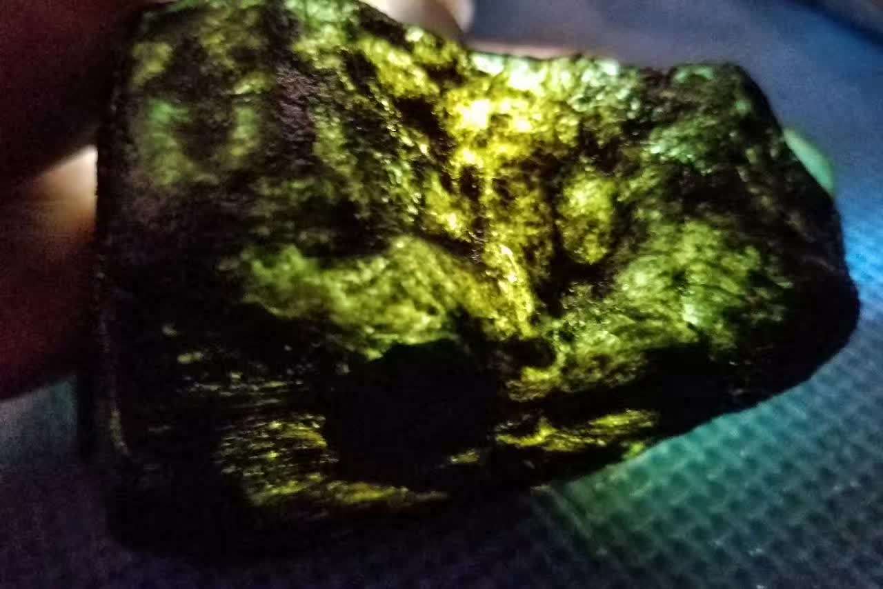 莫莫亮翡翠原石切涨图大涨翡翠原石-第2张图片-翡翠网 莫莫亮翡翠原石切涨图大涨翡翠原石-第2张图片-翡翠网