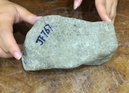 包含翡翠原石敲口会抬几分种水的词条-第1张图片-翡翠网 包含翡翠原石敲口会抬几分种水的词条-第1张图片-翡翠网