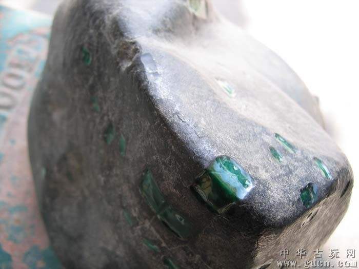 黑皮翡翠原石没有表现黑皮翡翠原石-第1张图片-翡翠网 黑皮翡翠原石没有表现黑皮翡翠原石-第1张图片-翡翠网