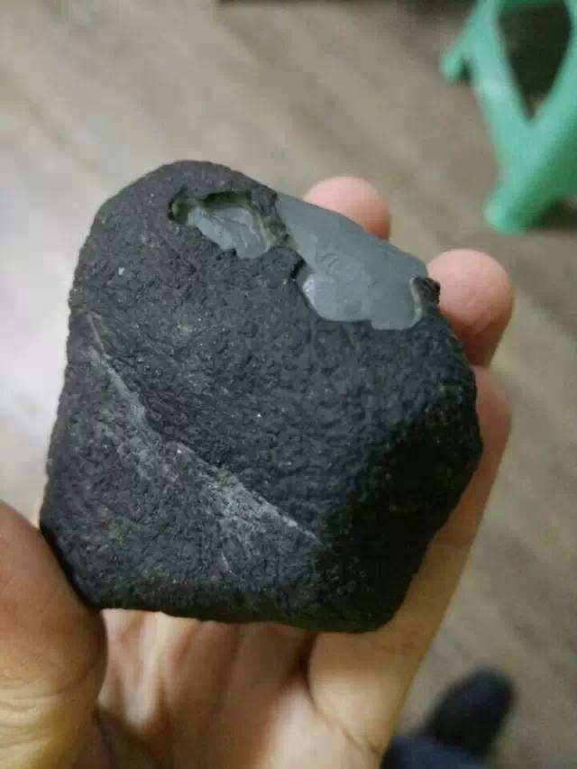 黑皮翡翠原石没有表现黑皮翡翠原石-第2张图片-翡翠网 黑皮翡翠原石没有表现黑皮翡翠原石-第2张图片-翡翠网