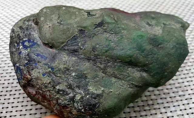 赌石原石是什么样子的,赌石店选翡翠原石-第1张图片-翡翠网 赌石原石是什么样子的,赌石店选翡翠原石-第1张图片-翡翠网