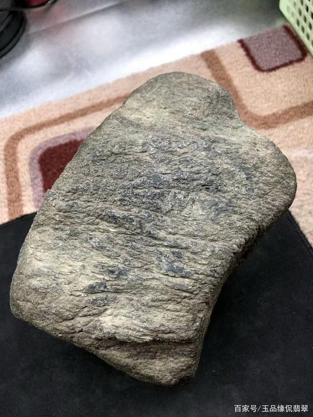 翡翠大马坎原石老皮壳是什么样子的翡翠大马坎原石-第1张图片-翡翠网 翡翠大马坎原石老皮壳是什么样子的翡翠大马坎原石-第1张图片-翡翠网