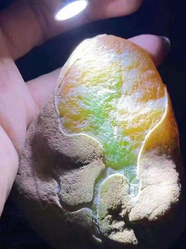 翡翠大马坎原石老皮壳是什么样子的翡翠大马坎原石-第2张图片-翡翠网 翡翠大马坎原石老皮壳是什么样子的翡翠大马坎原石-第2张图片-翡翠网