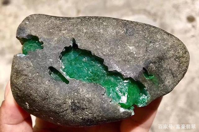 翡翠原石很厚的白雾原石翡翠白雾知识大全-第1张图片-翡翠网 翡翠原石很厚的白雾原石翡翠白雾知识大全-第1张图片-翡翠网