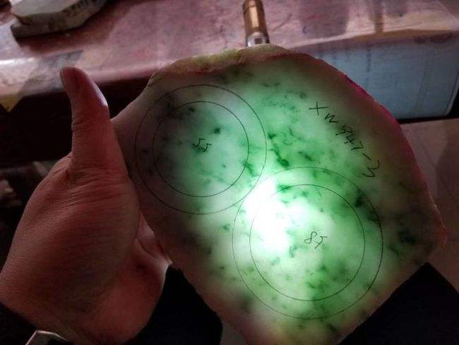 翡翠飘花值钱吗,翡翠飘花原石多吗-第1张图片-翡翠网 翡翠飘花值钱吗,翡翠飘花原石多吗-第1张图片-翡翠网