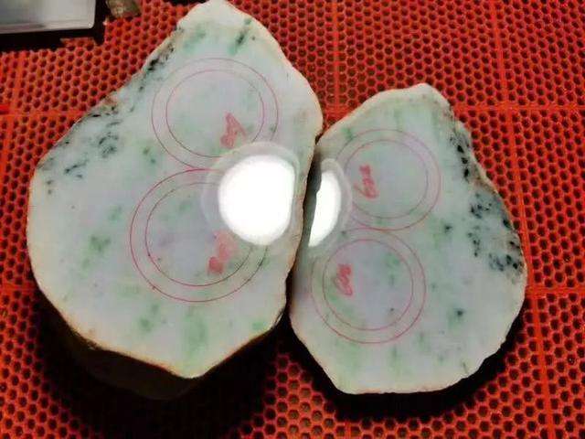 翡翠原石切垮案列翡翠原石切盖-第1张图片-翡翠网 翡翠原石切垮案列翡翠原石切盖-第1张图片-翡翠网