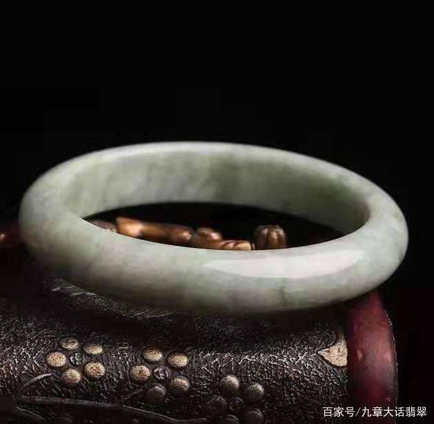 翡翠手镯的颜色深浅玉镯子深色好还是浅色好-第2张图片-翡翠网 翡翠手镯的颜色深浅玉镯子深色好还是浅色好-第2张图片-翡翠网