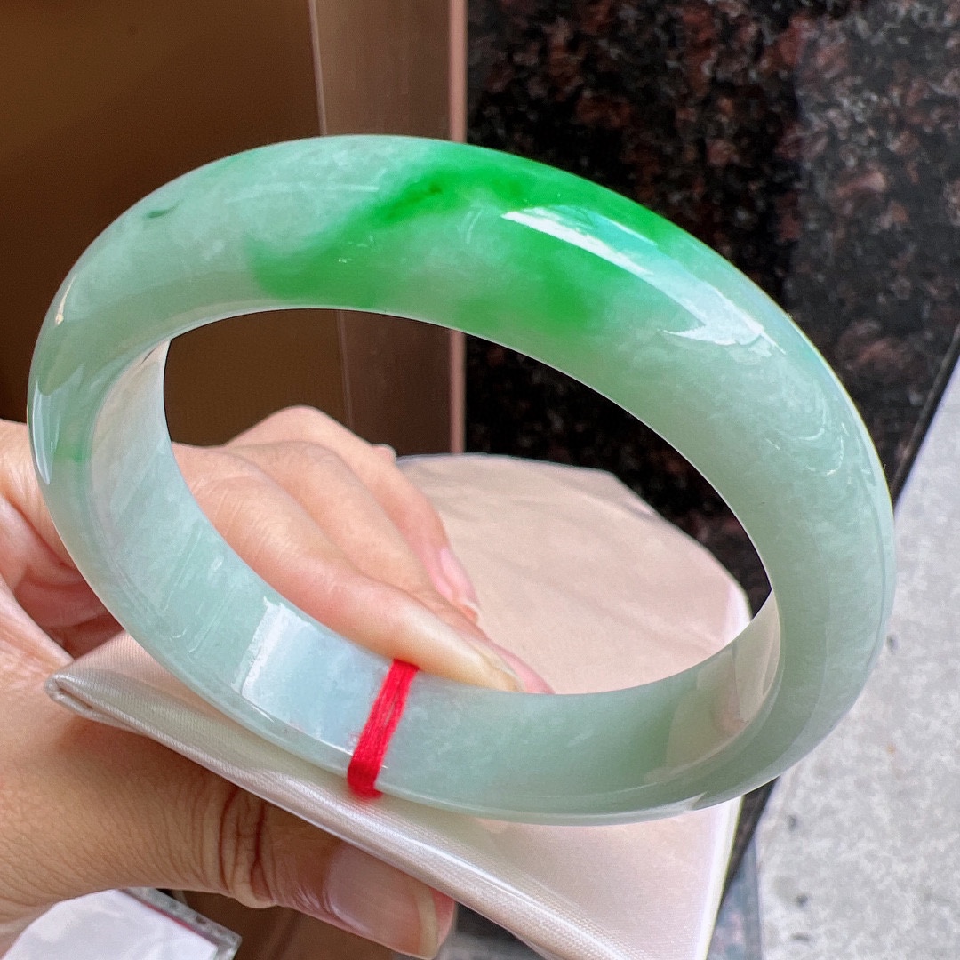 纯绿翡翠手镯价格,浅绿色翡翠手镯价格-第2张图片-翡翠网 纯绿翡翠手镯价格,浅绿色翡翠手镯价格-第2张图片-翡翠网