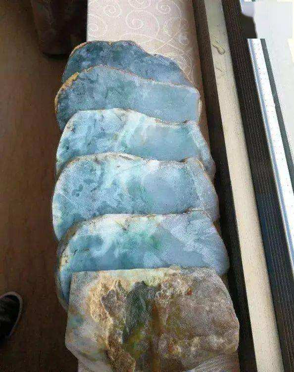 切一次翡翠原石多少钱,开翡翠原石多少钱一次-第1张图片-翡翠网 切一次翡翠原石多少钱,开翡翠原石多少钱一次-第1张图片-翡翠网