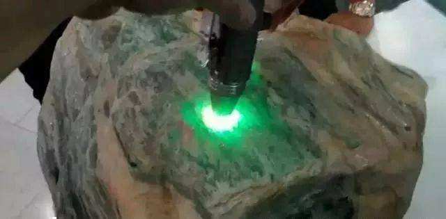 切一次翡翠原石多少钱,开翡翠原石多少钱一次-第2张图片-翡翠网 切一次翡翠原石多少钱,开翡翠原石多少钱一次-第2张图片-翡翠网