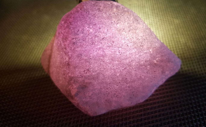 翡翠紫罗兰值钱吗翡翠紫罗兰原石什么样-第2张图片-翡翠网