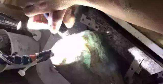 基本的翡翠原石真假方法,假翡翠原石制作过程-第1张图片-翡翠网 基本的翡翠原石真假方法,假翡翠原石制作过程-第1张图片-翡翠网