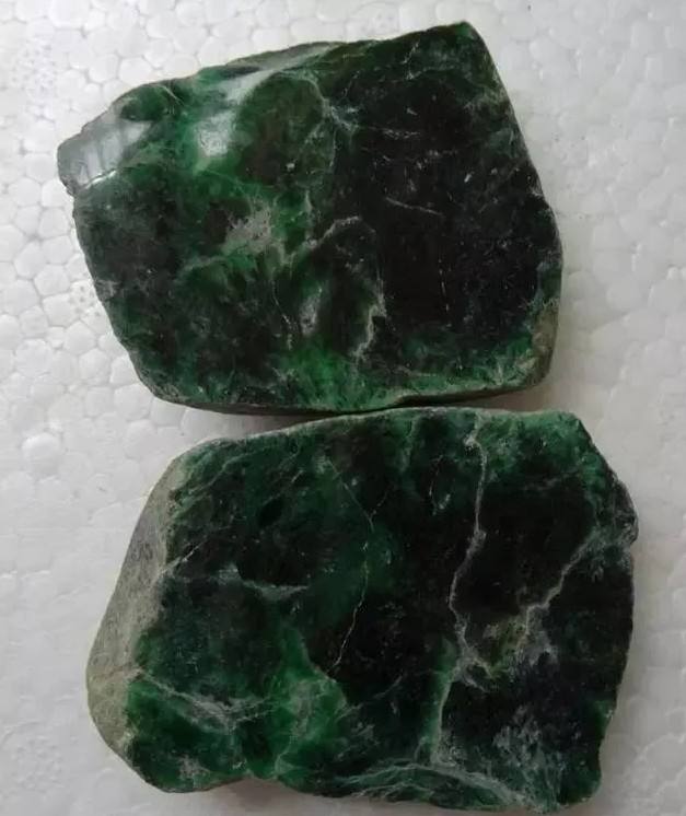 翡翠的癣是怎么形成的,翡翠癣化色的知识-第1张图片-翡翠网 翡翠的癣是怎么形成的,翡翠癣化色的知识-第1张图片-翡翠网