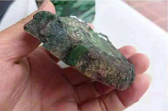 翡翠的癣是怎么形成的,翡翠癣化色的知识-第2张图片-翡翠网 翡翠的癣是怎么形成的,翡翠癣化色的知识-第2张图片-翡翠网