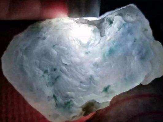 翡翠原石在河里长什么样,河边有没有玉原石-第2张图片-翡翠网 翡翠原石在河里长什么样,河边有没有玉原石-第2张图片-翡翠网