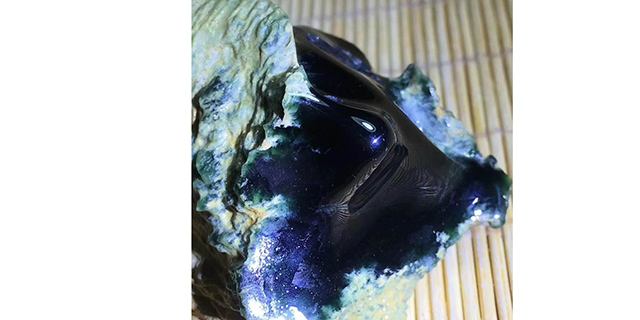 飘蓝花翡翠原石,飘晶体的墨绿翡翠原石-第1张图片-翡翠网 飘蓝花翡翠原石,飘晶体的墨绿翡翠原石-第1张图片-翡翠网