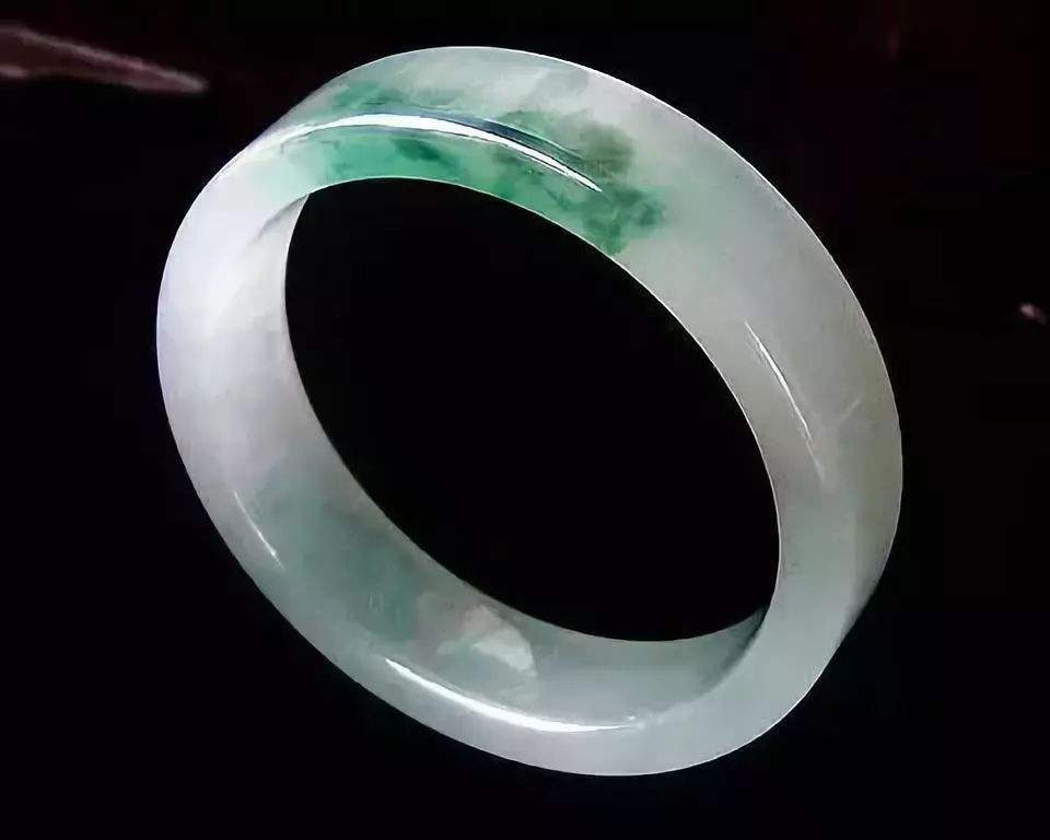 直播翡翠手镯需要说什么,翡翠手镯知识解说员-第1张图片-翡翠网 直播翡翠手镯需要说什么,翡翠手镯知识解说员-第1张图片-翡翠网