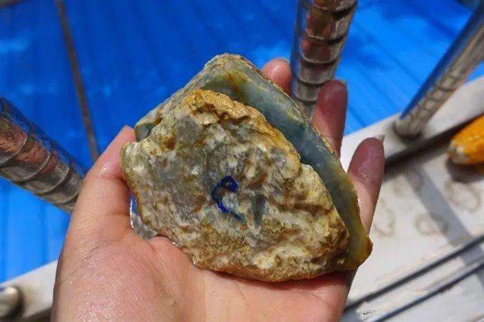 会卡红蜡皮翡翠原石会卡沙皮翡翠原石好吗-第1张图片-翡翠网 会卡红蜡皮翡翠原石会卡沙皮翡翠原石好吗-第1张图片-翡翠网