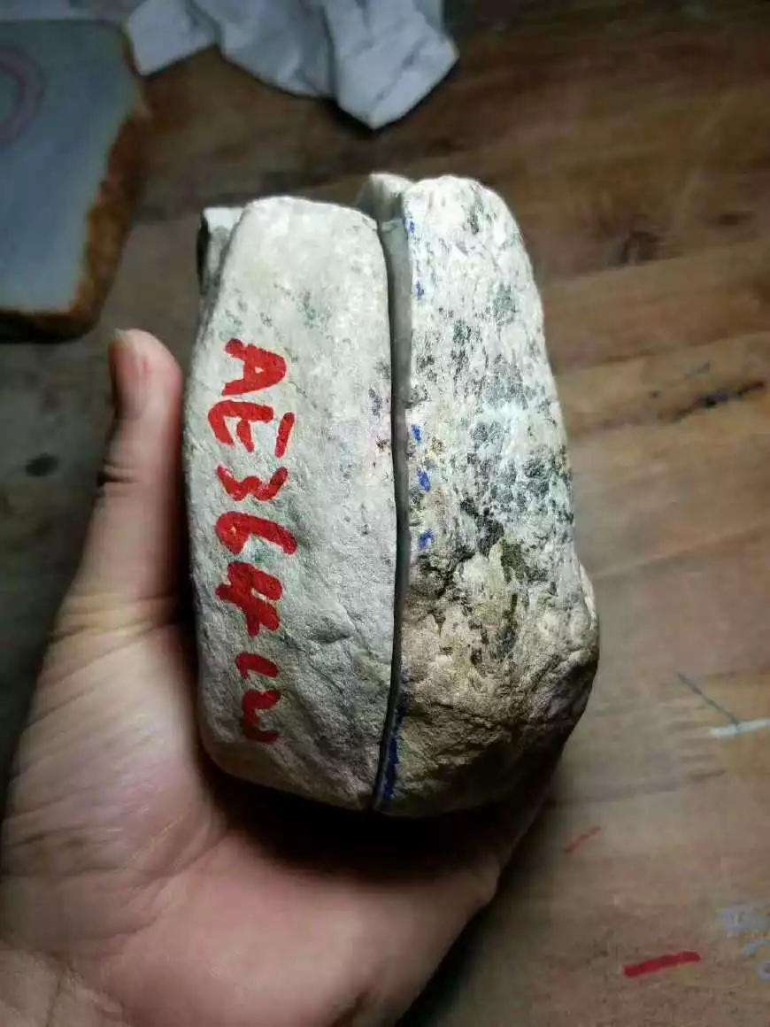 切割收购翡翠原石视频翡翠原石怎么切割视频-第1张图片-翡翠网 切割收购翡翠原石视频翡翠原石怎么切割视频-第1张图片-翡翠网