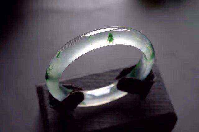 有胶感的翡翠手镯胶感十足的翡翠手镯价格-第2张图片-翡翠网 有胶感的翡翠手镯胶感十足的翡翠手镯价格-第2张图片-翡翠网