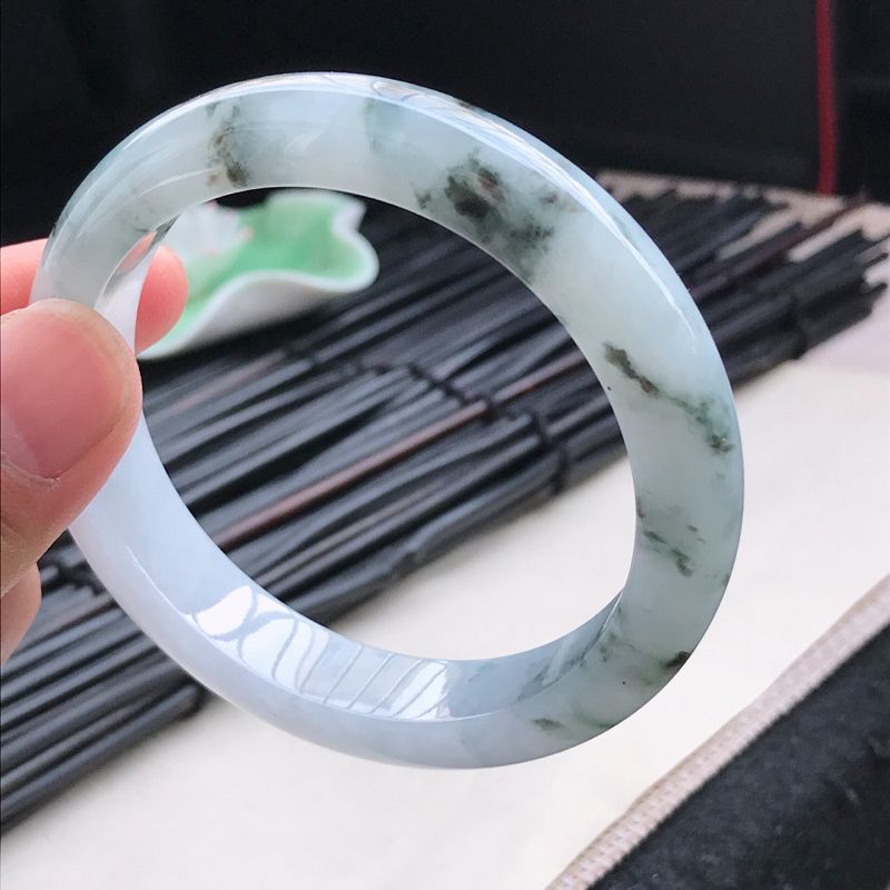 翡翠手镯颜色暗绿好不好,翡翠手镯颜色暗绿-第1张图片-翡翠网 翡翠手镯颜色暗绿好不好,翡翠手镯颜色暗绿-第1张图片-翡翠网