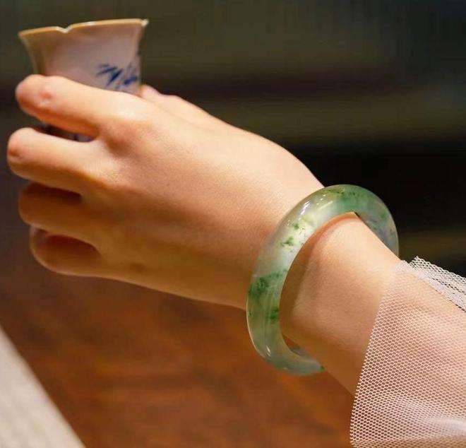 翡翠手镯入门基础知识视频,翡翠手镯入门基础知识-第1张图片-翡翠网 翡翠手镯入门基础知识视频,翡翠手镯入门基础知识-第1张图片-翡翠网