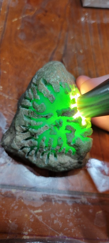 翡翠原石帝王绿12亿百亿帝王绿原石-第1张图片-翡翠网