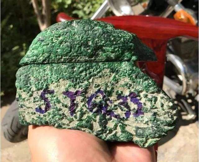 翡翠原石帝王绿12亿百亿帝王绿原石-第2张图片-翡翠网