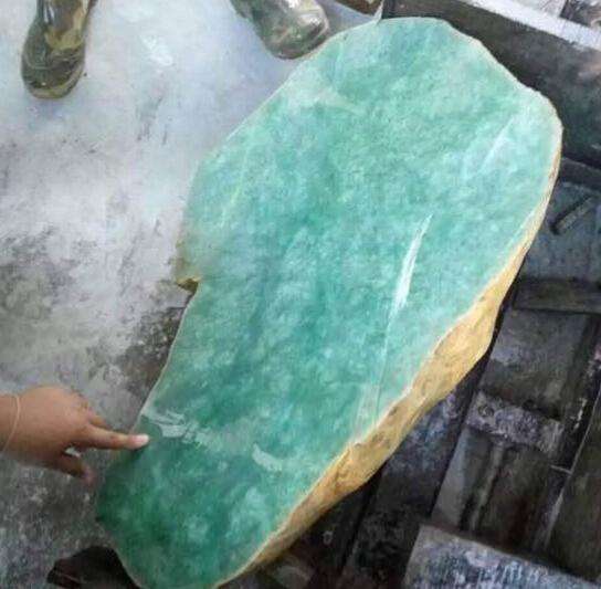 100克翡翠原石值多少钱?,翡翠原石100值钱吗-第1张图片-翡翠网 100克翡翠原石值多少钱?,翡翠原石100值钱吗-第1张图片-翡翠网