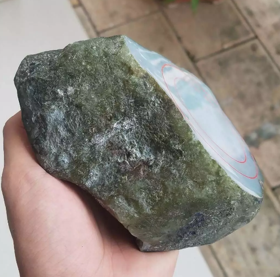 100克翡翠原石值多少钱?,翡翠原石100值钱吗-第2张图片-翡翠网 100克翡翠原石值多少钱?,翡翠原石100值钱吗-第2张图片-翡翠网