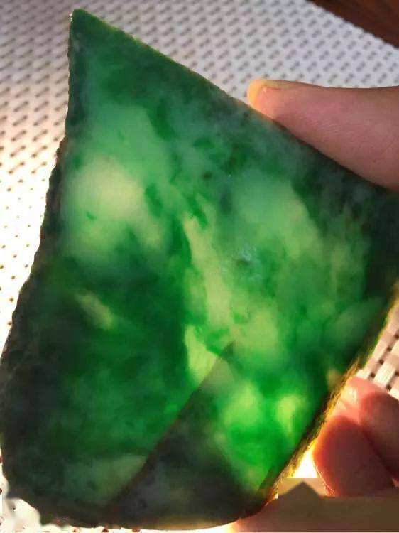 切翡翠石头视频,绿色翡翠原石切开视频-第1张图片-翡翠网 切翡翠石头视频,绿色翡翠原石切开视频-第1张图片-翡翠网