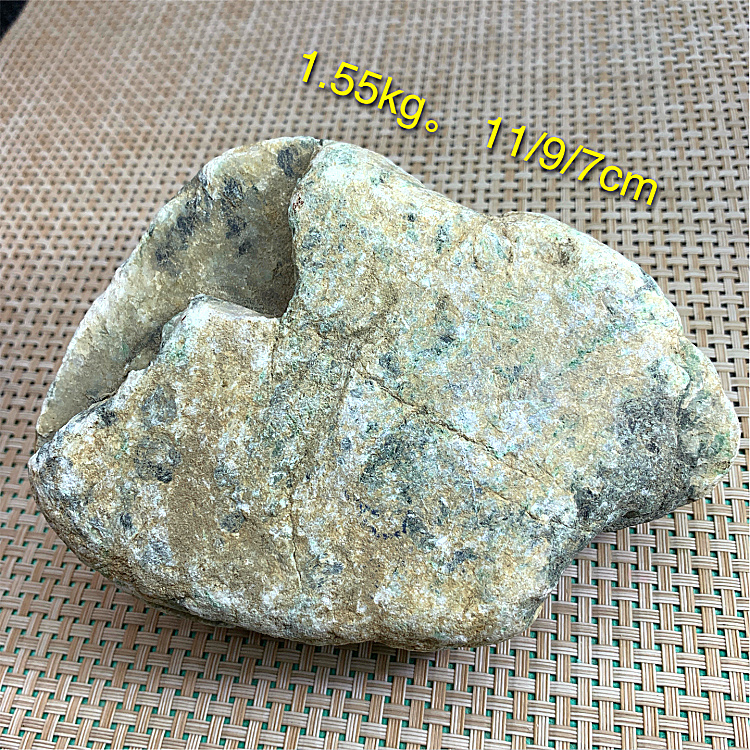 关于3斤重飘绿花翡翠原石什么价的信息-第1张图片-翡翠网 关于3斤重飘绿花翡翠原石什么价的信息-第1张图片-翡翠网