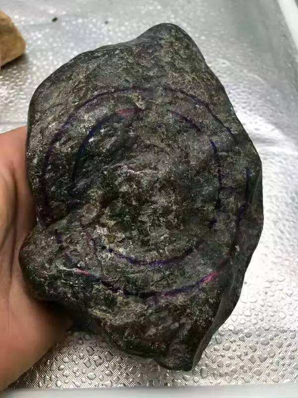 翡翠原石起荧光图片翡翠上有荧光-第1张图片-翡翠网 翡翠原石起荧光图片翡翠上有荧光-第1张图片-翡翠网