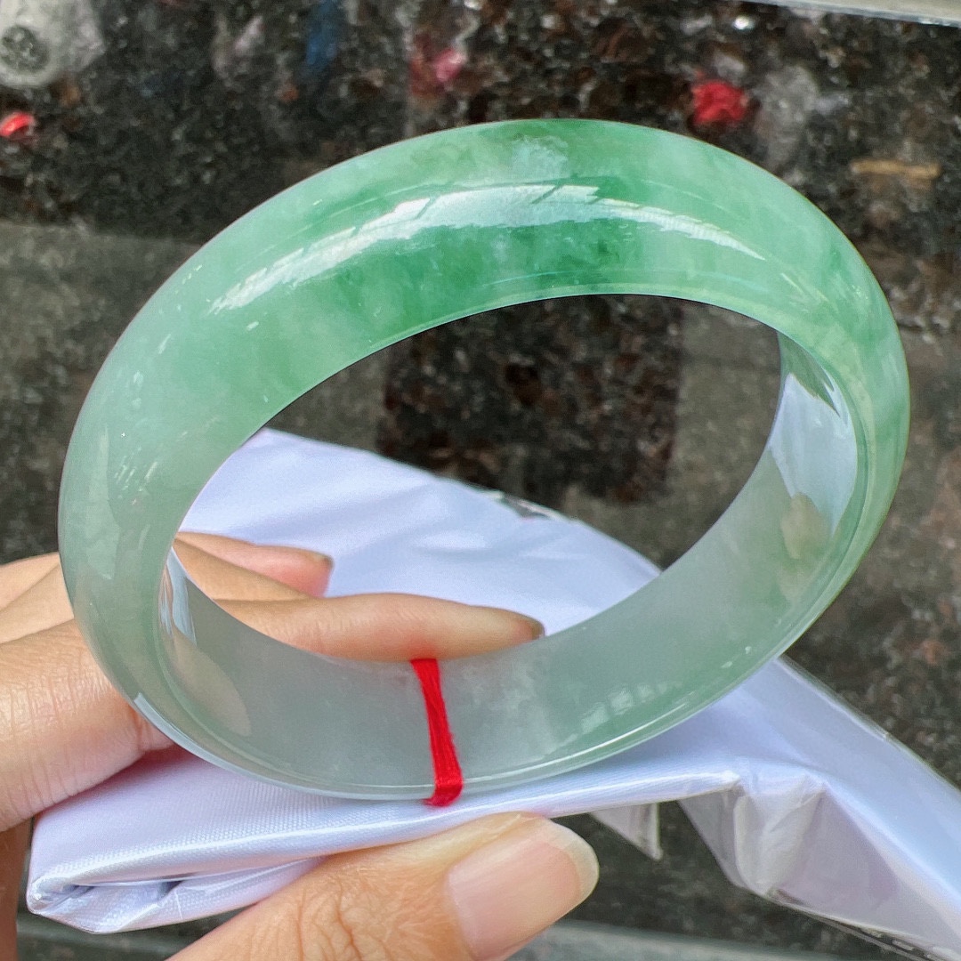 冰种起胶淡绿翡翠手镯冰种飘绿翡翠手镯-第1张图片-翡翠网 冰种起胶淡绿翡翠手镯冰种飘绿翡翠手镯-第1张图片-翡翠网