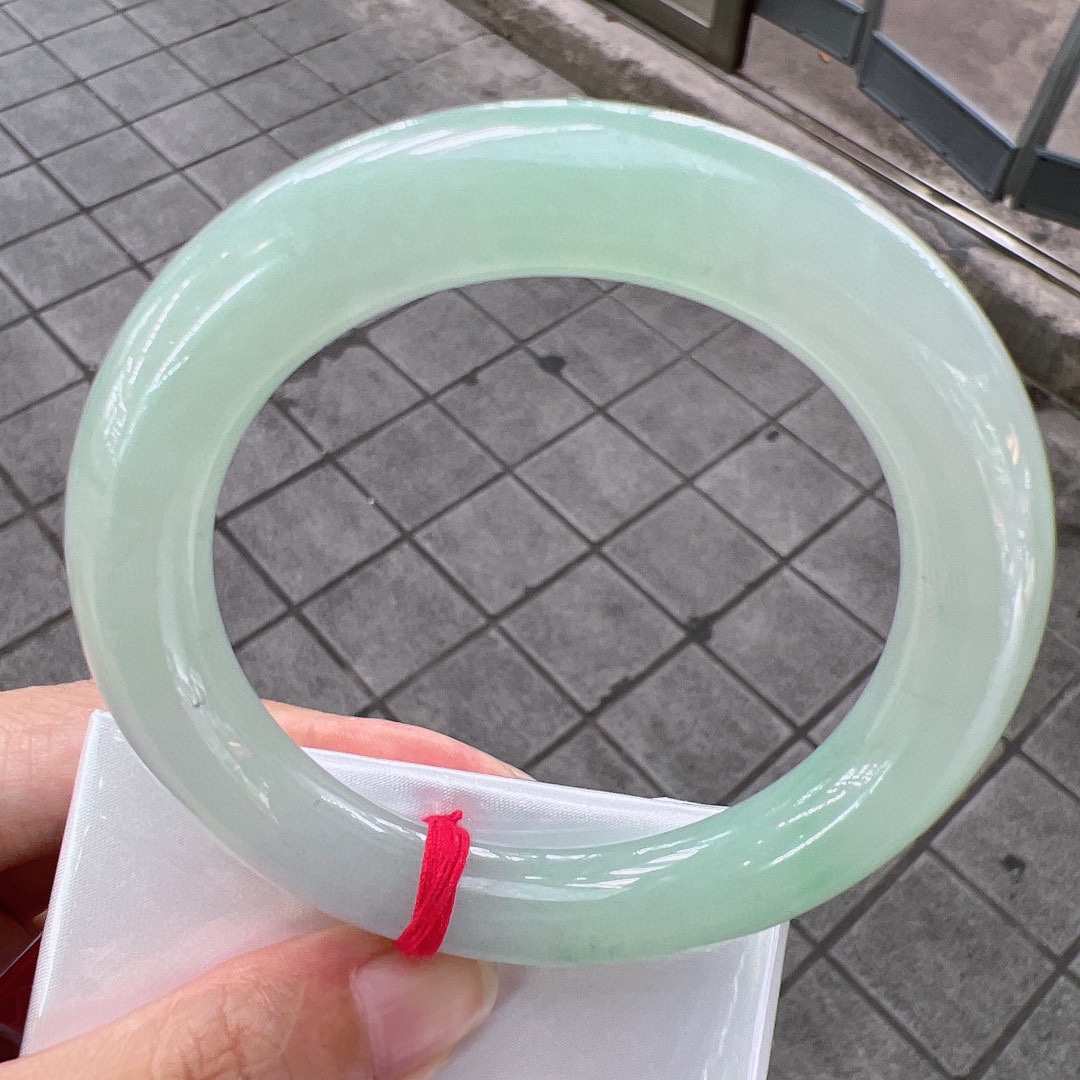 冰种起胶淡绿翡翠手镯冰种飘绿翡翠手镯-第2张图片-翡翠网 冰种起胶淡绿翡翠手镯冰种飘绿翡翠手镯-第2张图片-翡翠网