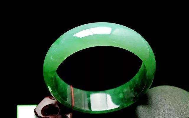 关于翡翠手镯的好坏对比的信息-第1张图片-翡翠网