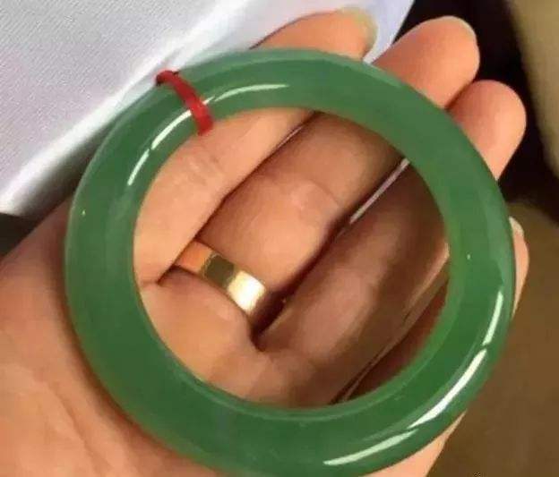 关于翡翠手镯的好坏对比的信息-第2张图片-翡翠网