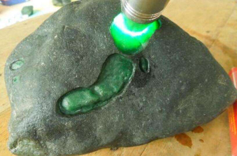 帝王绿翡翠原石的表现,帝王绿翡翠原石表皮特征-第1张图片-翡翠网 帝王绿翡翠原石的表现,帝王绿翡翠原石表皮特征-第1张图片-翡翠网