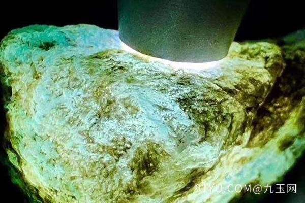 帝王绿翡翠原石的表现,帝王绿翡翠原石表皮特征-第2张图片-翡翠网 帝王绿翡翠原石的表现,帝王绿翡翠原石表皮特征-第2张图片-翡翠网