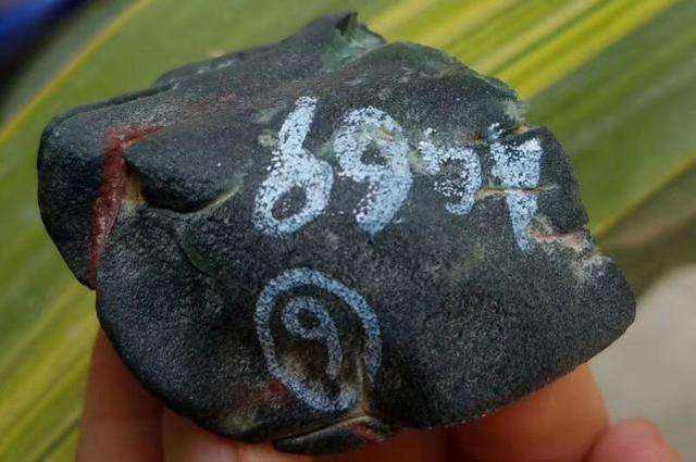 翡翠原石有纹裂能看到吗好吗翡翠原石有纹裂能看到吗-第1张图片-翡翠网 翡翠原石有纹裂能看到吗好吗翡翠原石有纹裂能看到吗-第1张图片-翡翠网