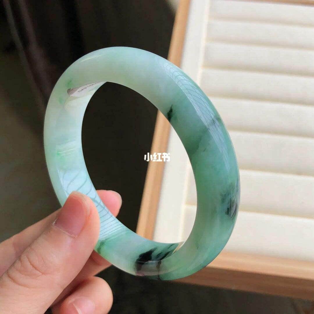 翡翠手镯几千和几万,翡翠手镯几千跟几万有什么区别-第1张图片-翡翠网 翡翠手镯几千和几万,翡翠手镯几千跟几万有什么区别-第1张图片-翡翠网